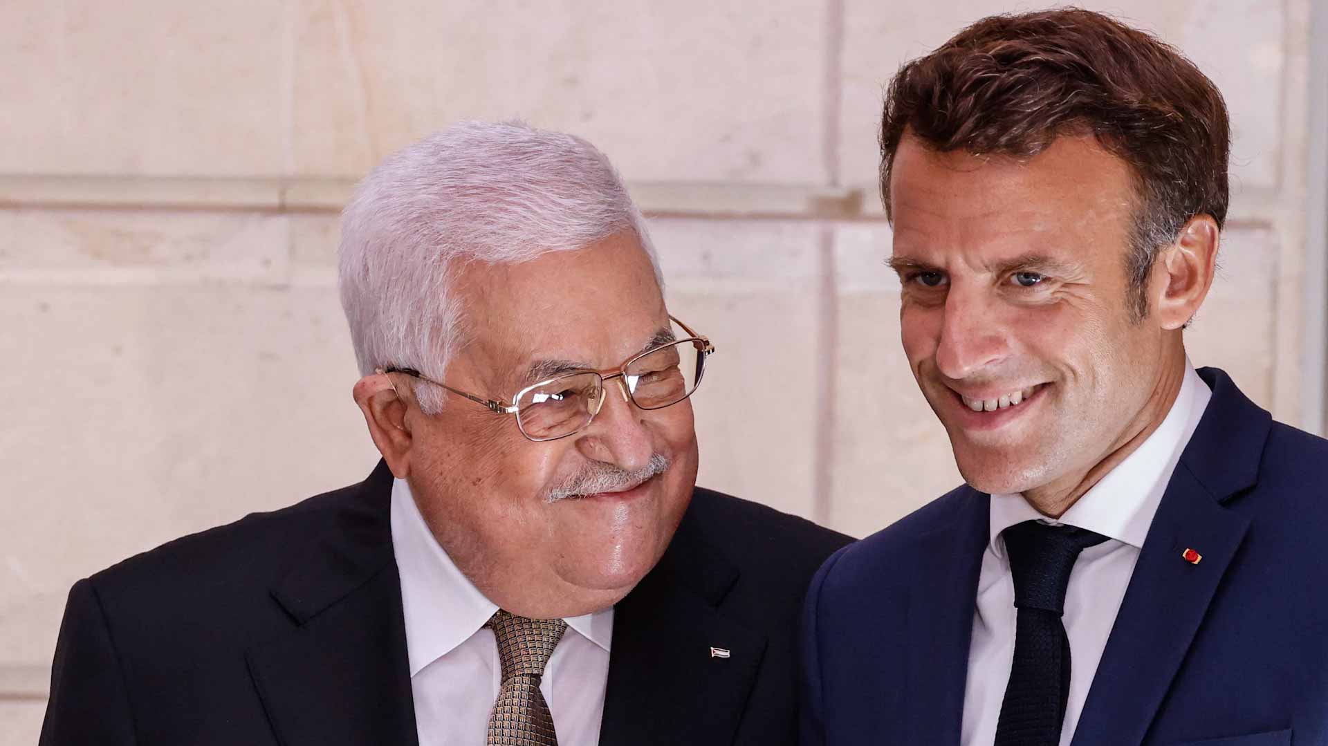 صورة بعنوان: ماكرون يدعو خلال لقائه عباس لاستئناف الحوار الإسرائيلي الفلسطيني 