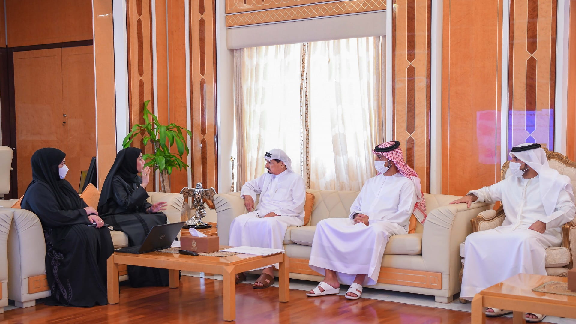 صورة بعنوان: حاكم عجمان يطلع على خطط وبرامج وزارة تنمية المجتمع 