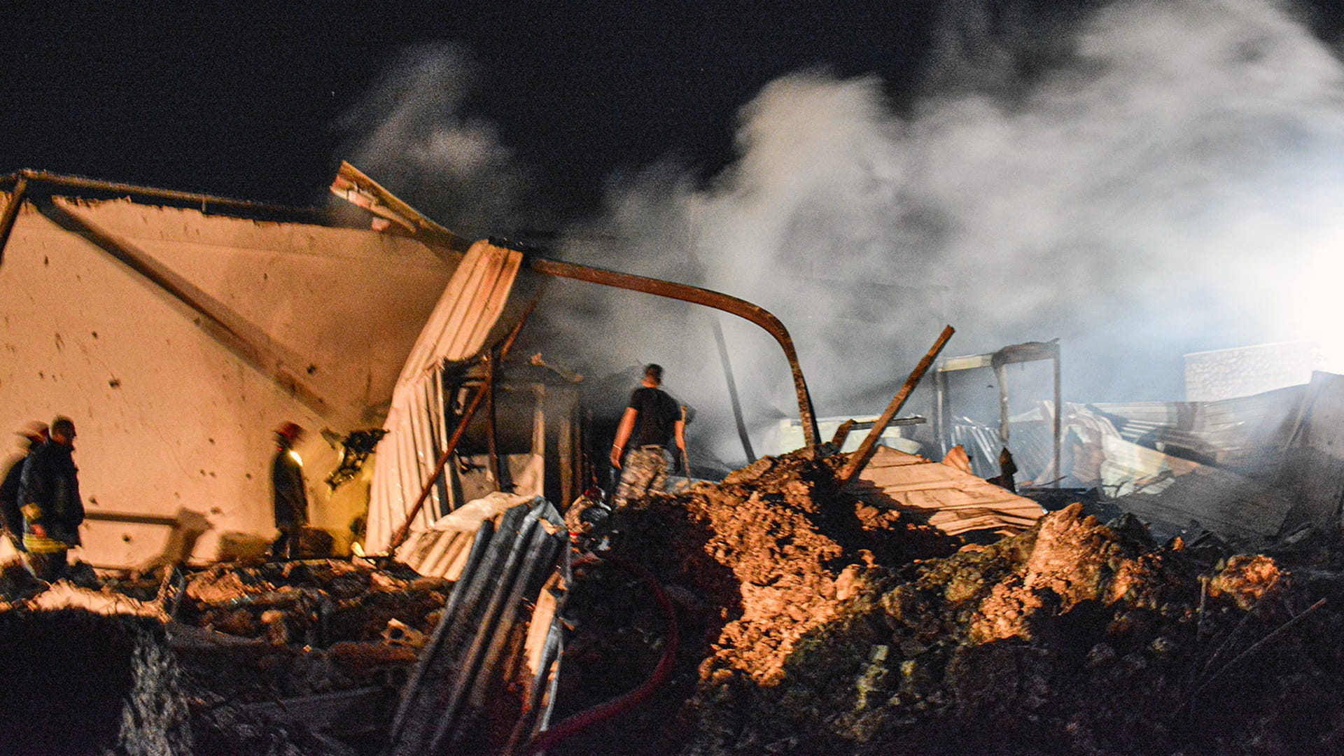 صورة بعنوان: مقتل 3 عسكريين سوريين وإصابة 7 بغارة جوية إسرائيلية قرب دمشق 