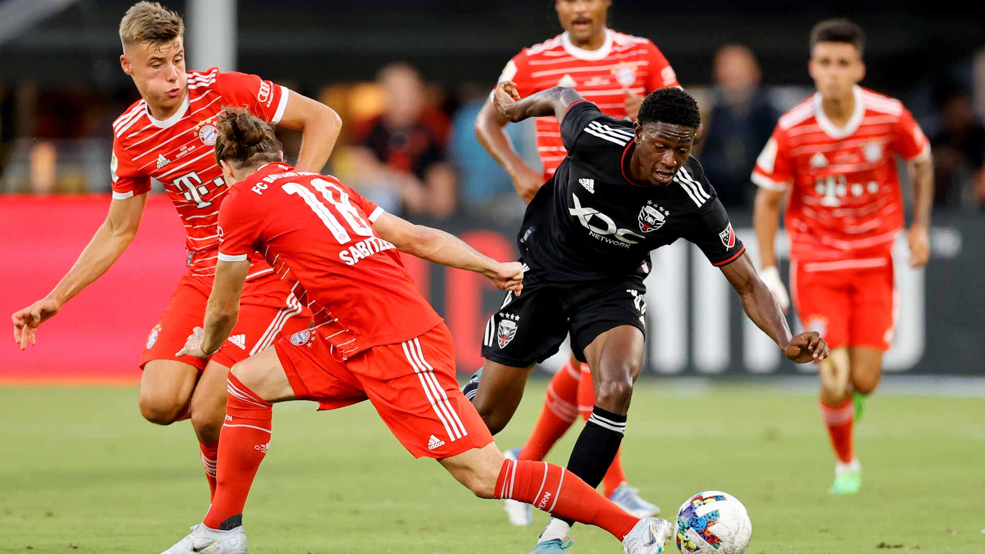 صورة بعنوان: بايرن ميونخ الألماني يقسو على دي.سي يونايتد في مباراة ودية 