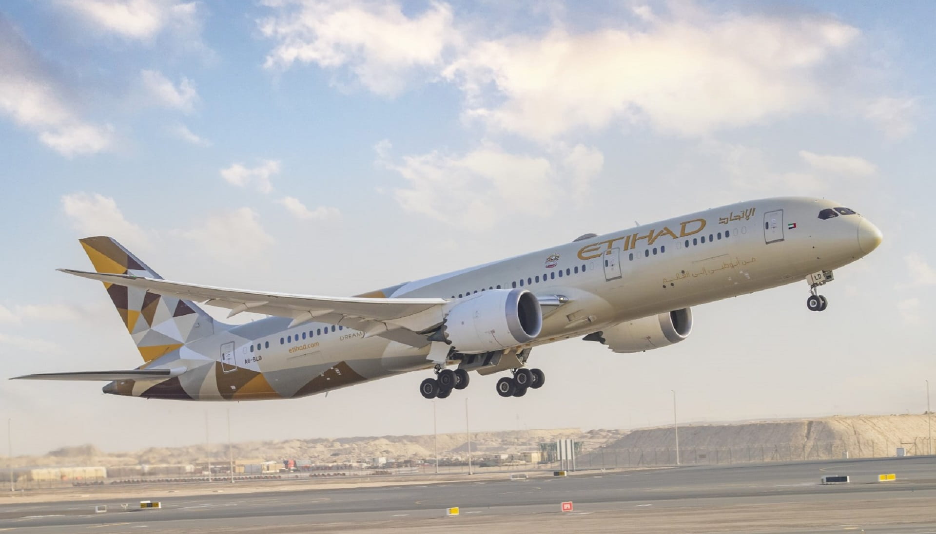 صورة بعنوان: "الاتحاد للطيران" تمدد رحلاتها الموسمية إلى زنجبار حتى يناير 2023 