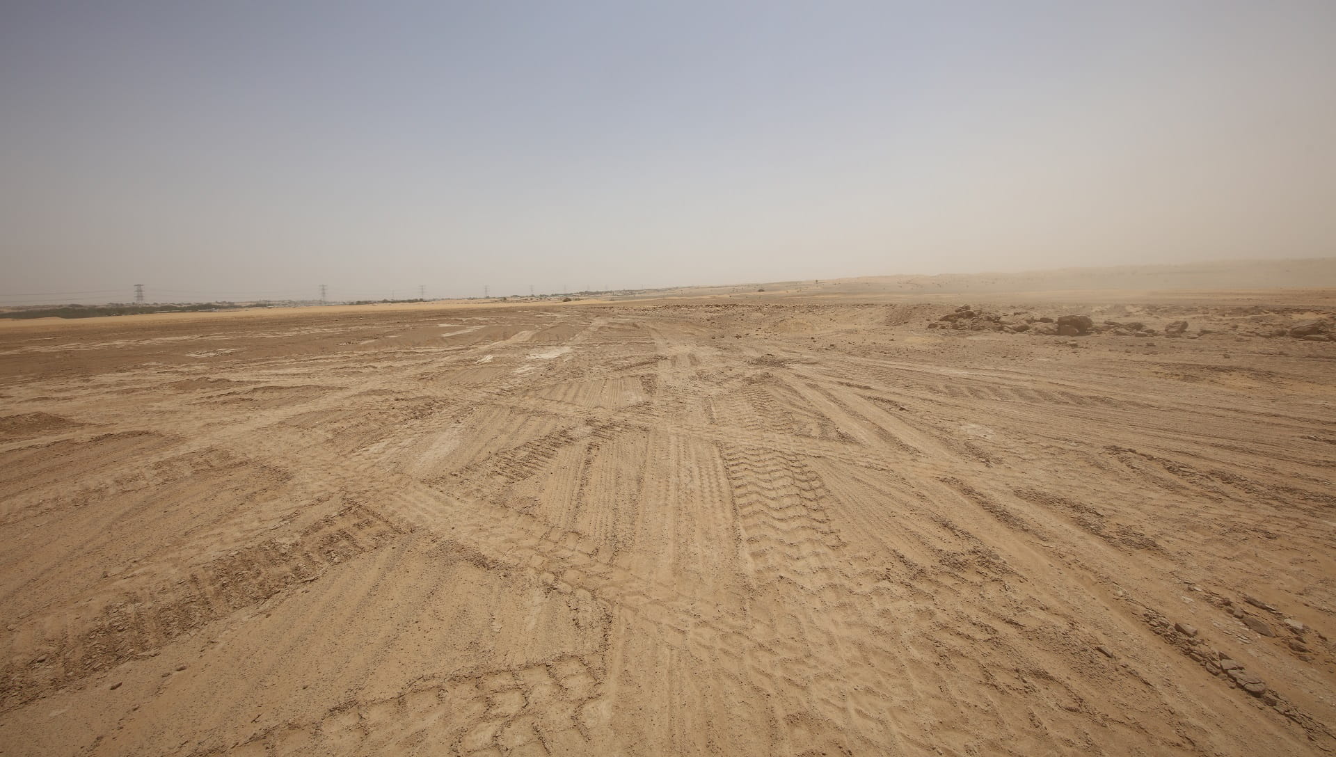 صورة بعنوان: "أشغال الشارقة" تنجز أعمال التسويات الترابية في حي القطينة 