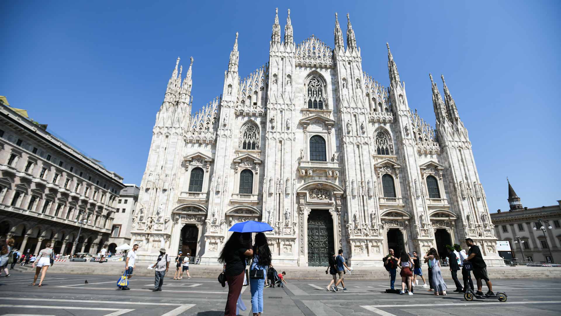 Image for the title: Italy heatwave peaks with 16 cities on red alert as Tuscany burns 