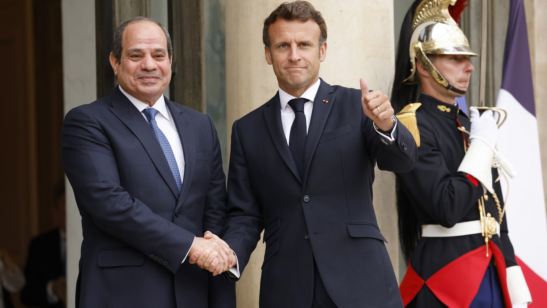 صورة بعنوان: الرئيس المصري يجري اتصالاً هاتفياً مع نظيره الفرنسي 