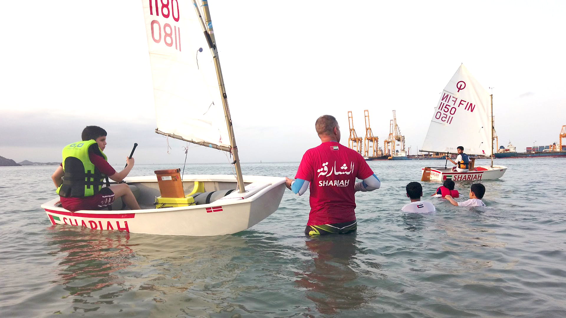 صورة بعنوان: نادي الشارقة الدولي للرياضات البحرية يطلق مخيمه الصيفي بخورفكان  