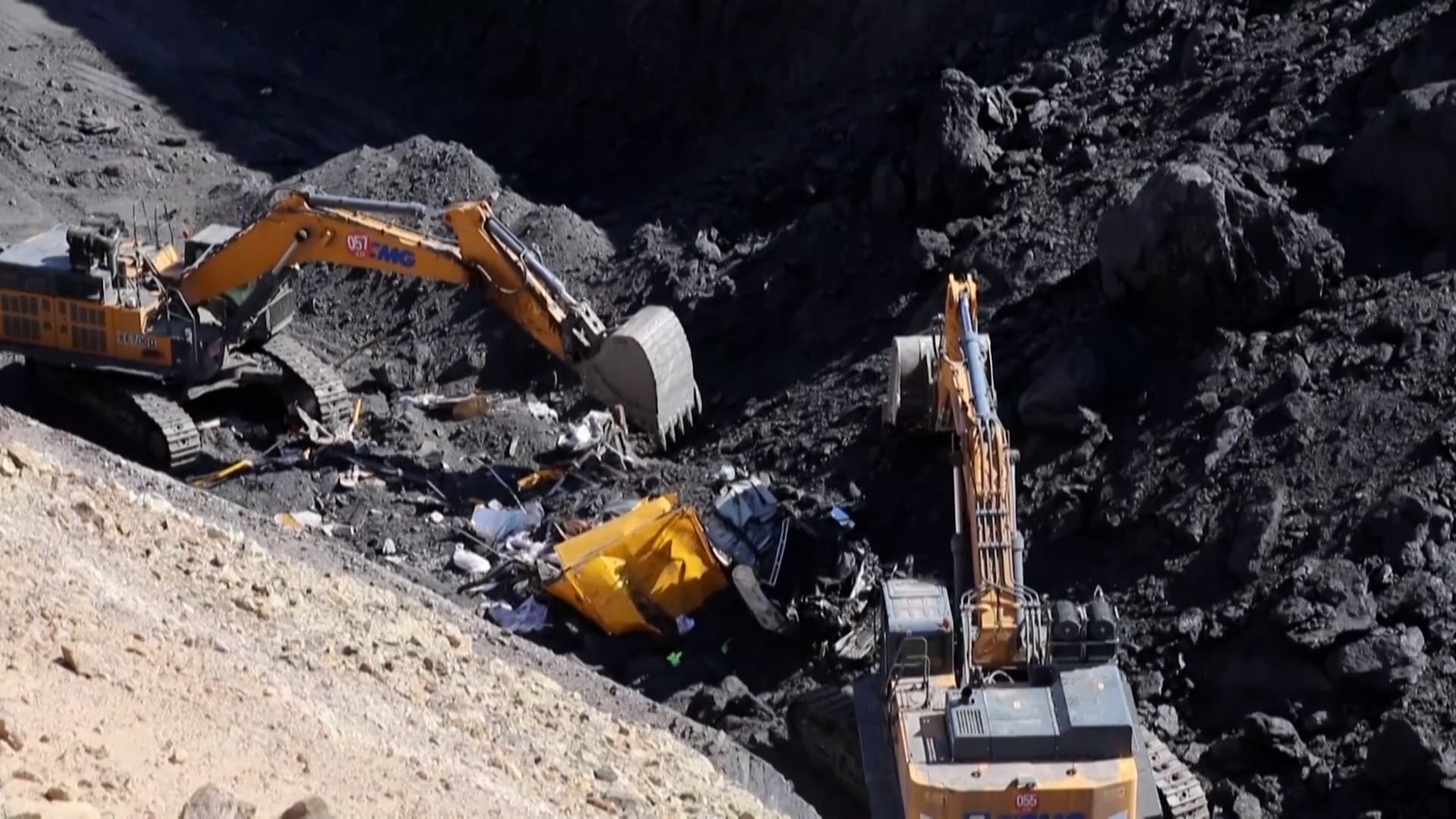 صورة بعنوان: 10 قتلى و7 جرحى بانهيار في موقع منجم بالصين 