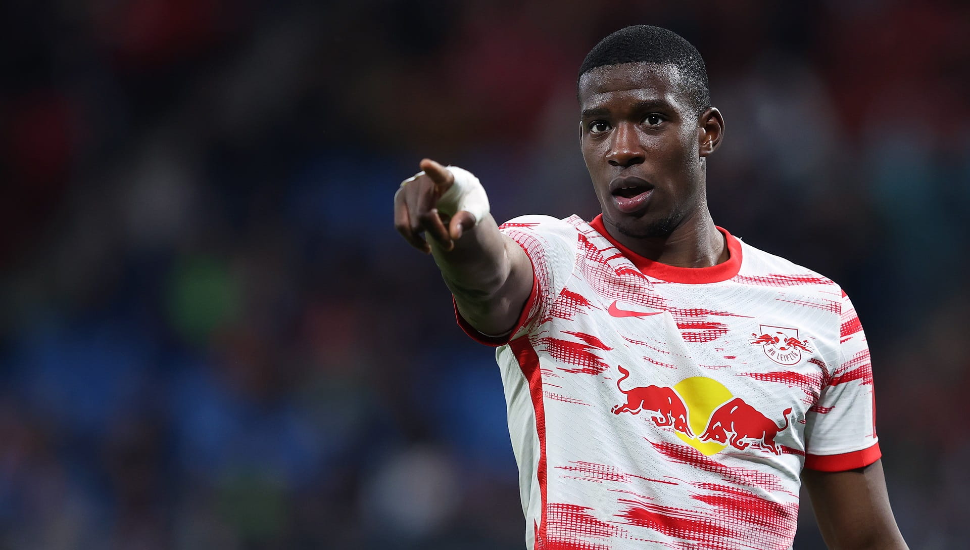 صورة بعنوان: باريس سان جيرمان يتعاقد مع المدافع موكيلي من لايبزيغ 