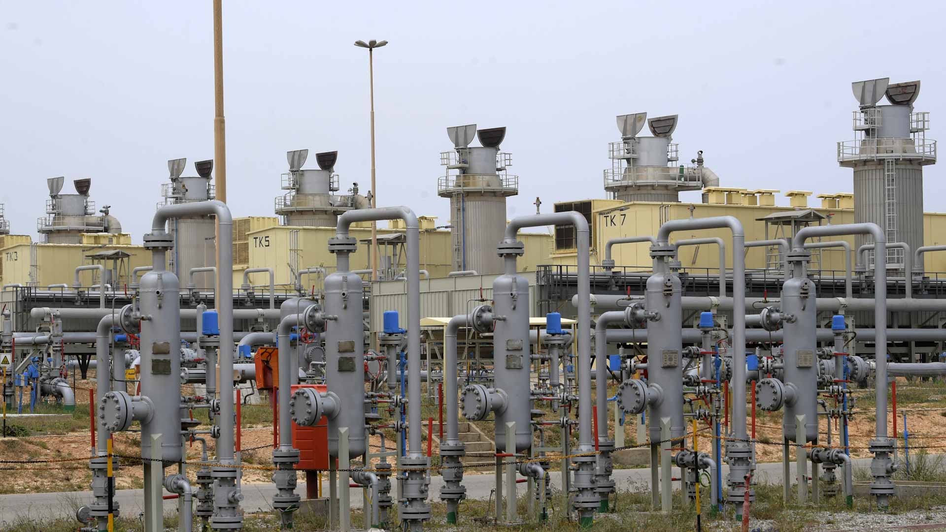 Image for the title: Algeria announces three oil, gas finds in desert 