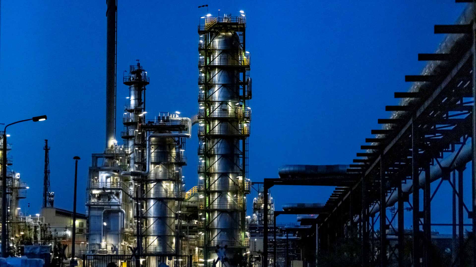 صورة بعنوان: لليوم الثاني.. النفط يواصل الارتفاع وسط مخاوف من شح الإمدادات 