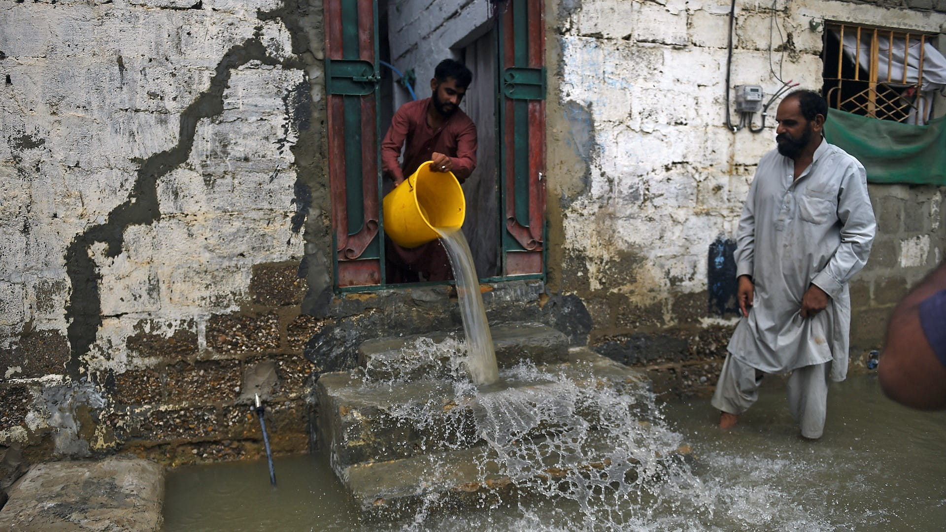 صورة بعنوان: سكان كراتشي يرزحون تحت وطأة الأمطار الموسمية  