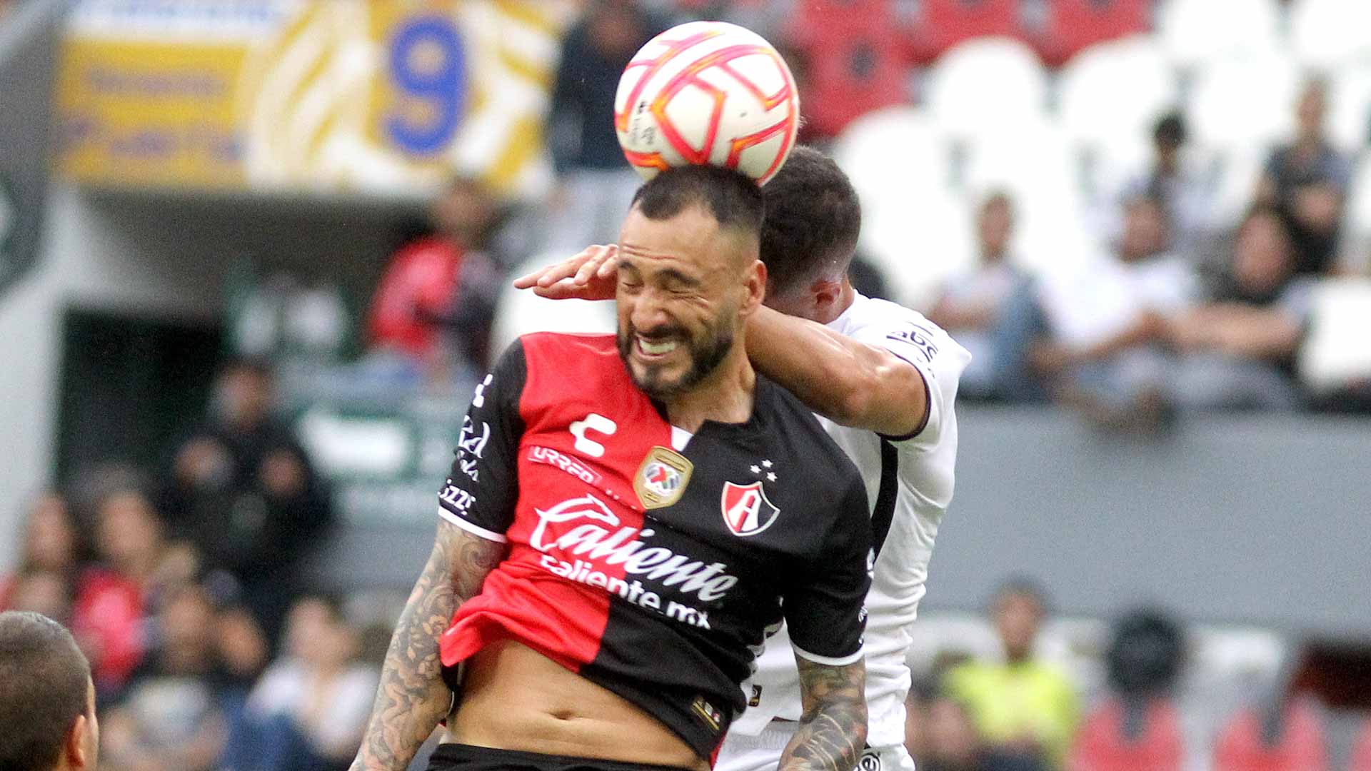 صورة بعنوان: دراسة: إصابات الرأس في كرة القدم تسبب مرضاً دماغياً مزمناً 