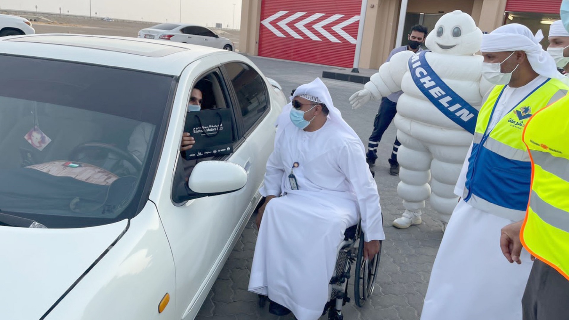 صورة بعنوان: شرطة أبوظبي تعزز الوعي بسلامة الإطارات في منفذي خطم الشكلة ومزيد 
