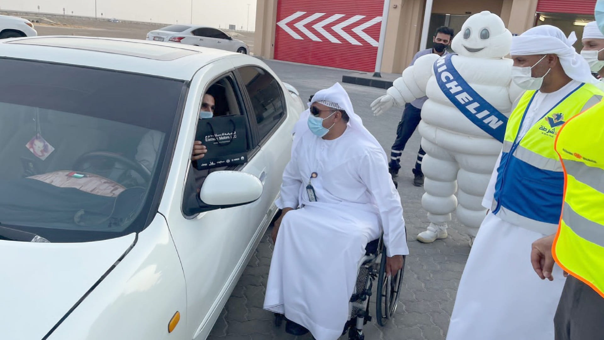 صورة بعنوان: شرطة أبوظبي تعزز الوعي بسلامة الإطارات في منفذي خطم الشكلة ومزيد 