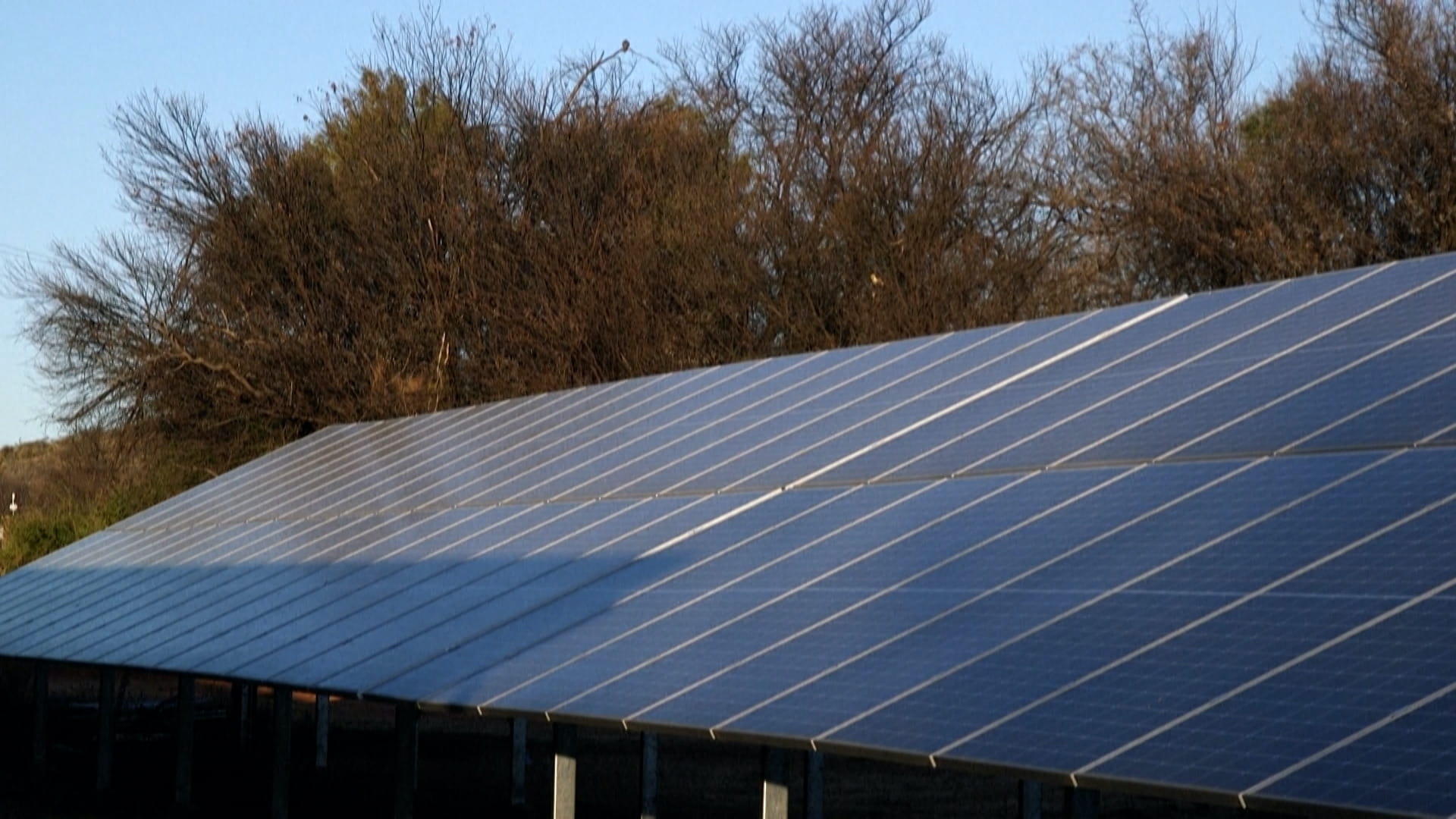 صورة بعنوان: بالطاقة الشمسية.. "أورانيا" تفلت من أزمة الكهرباء في جنوب إفريقيا 