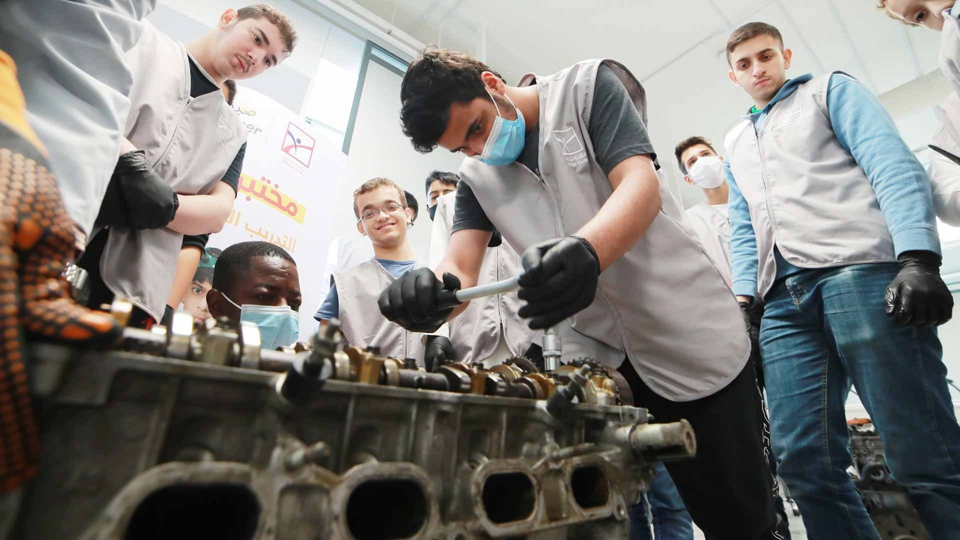 صورة بعنوان: "ناشئة الشارقة" يتلقون دورة في ميكانيكا السيارات وصيانة المحركات 