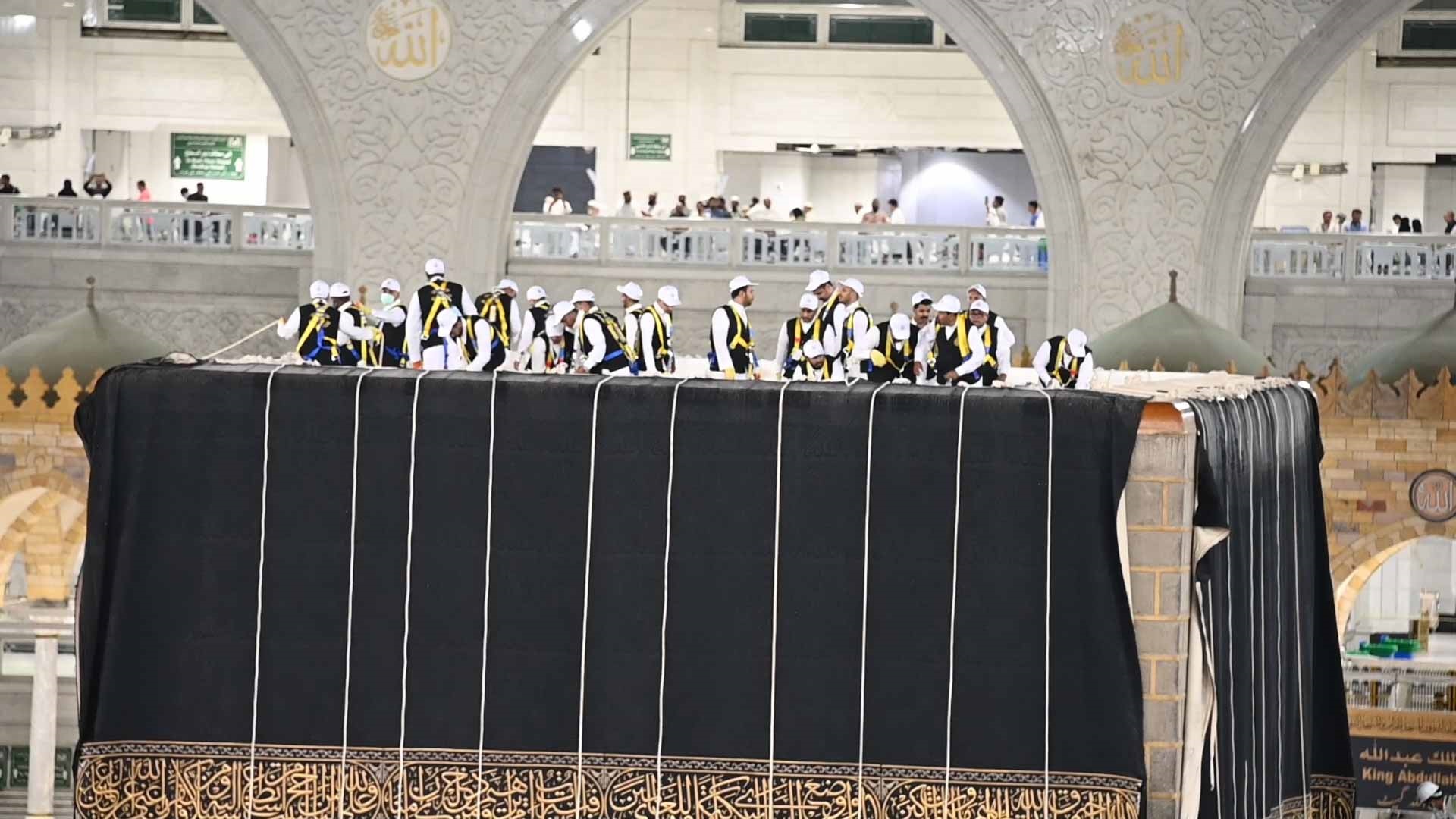 صورة بعنوان: رئاسة الحرمين تستبدل كسوة الكعبة المشرفة  