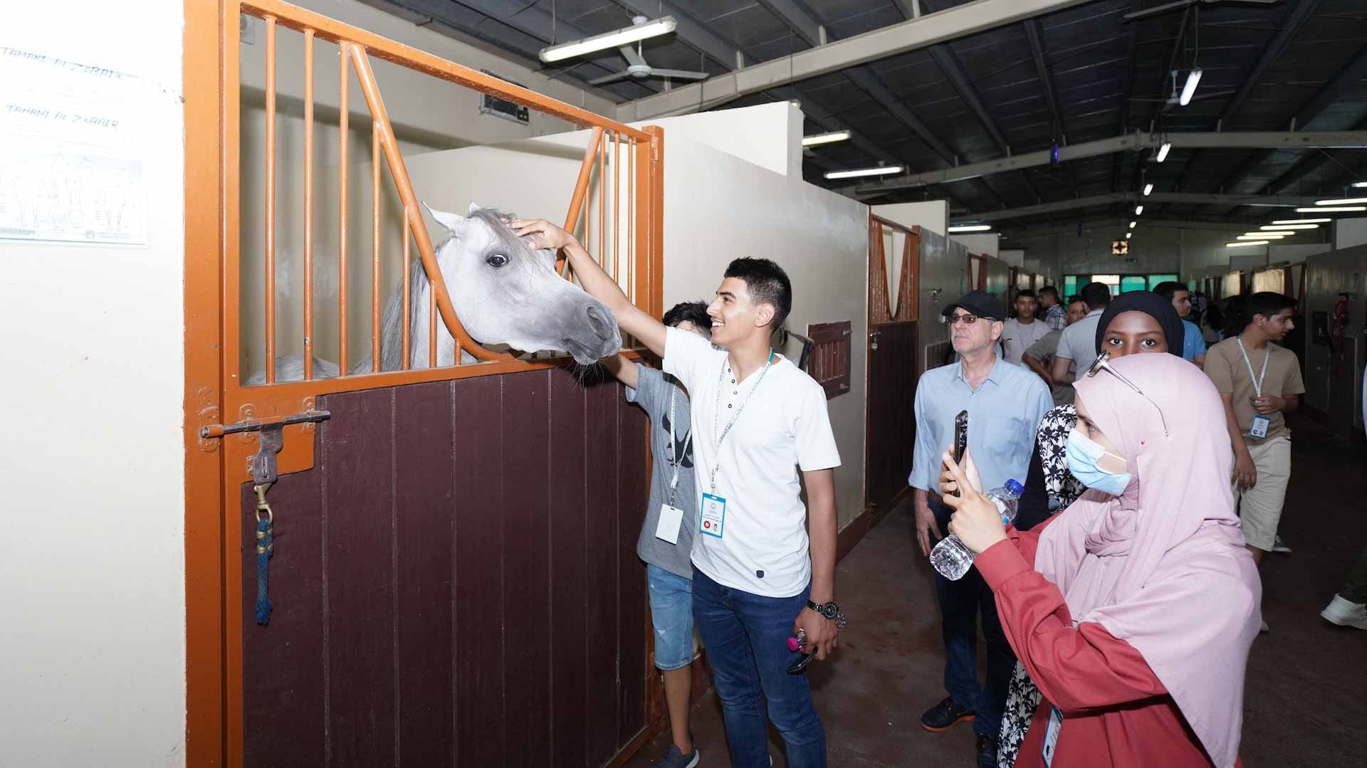 صورة بعنوان: أعضاء "برلمان الطفل" يتدربون على ركوب الخيل في "الشارقة للفروسية"  