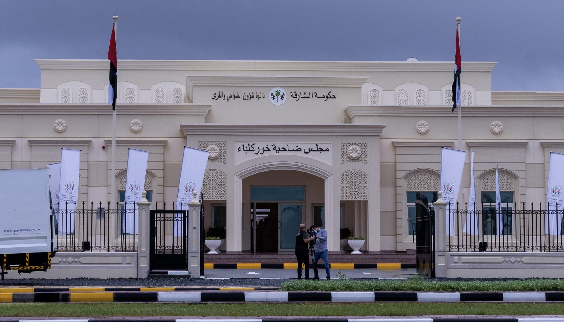 صورة بعنوان: "أشغال الشارقة" تسلّم "شؤون الضواحي" مبنى مجلس ضاحية خور كلباء 