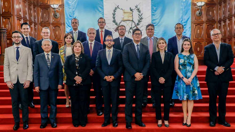 صورة بعنوان: فاهم القاسمي يبحث سبل تعزيز العلاقات الاستثمارية مع غواتيمالا 