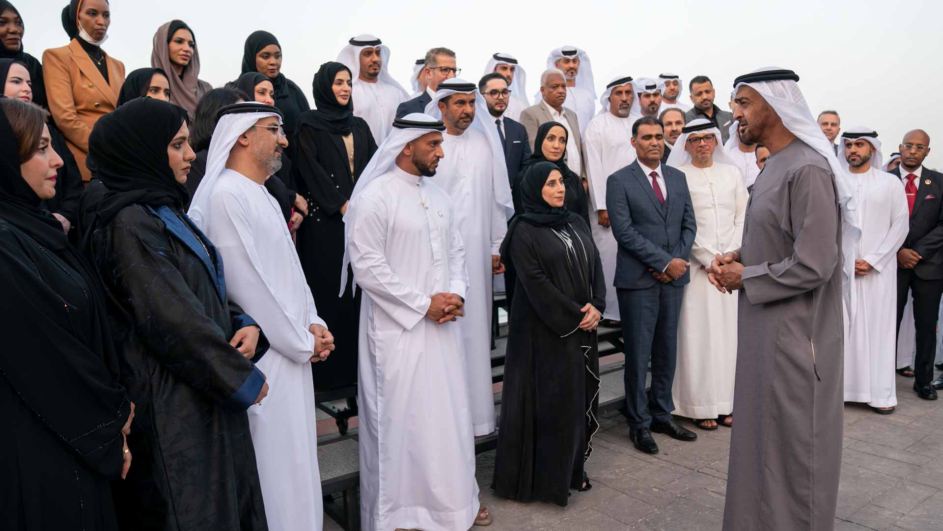 صورة بعنوان: رئيس الدولة يستقبل وفداً من دائرة الصحة في أبوظبي 