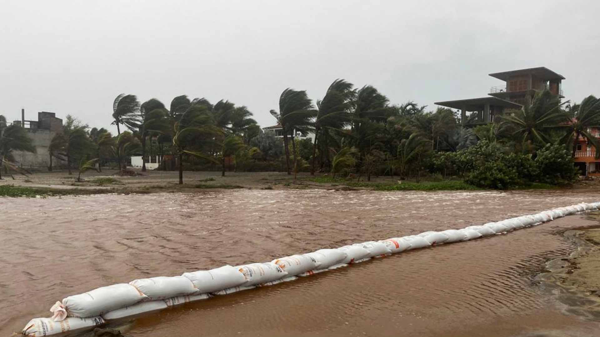 صورة بعنوان: إعصار أغاتا يخلف 10 قتلى و20 مفقوداً أثناء مروره بالمكسيك 