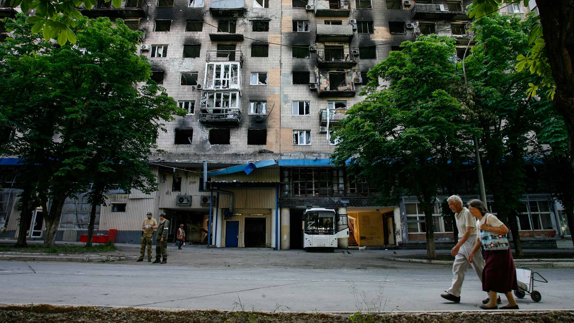Image for the title: Russians edge closer to taking key Ukrainian city 