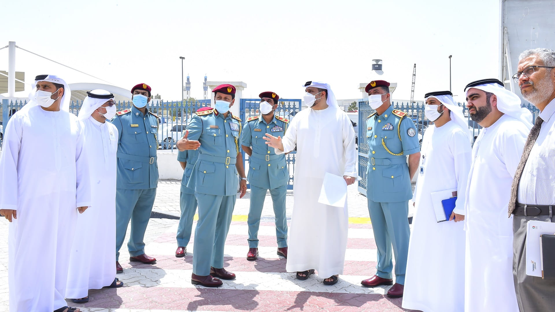 صورة بعنوان: قائد شرطة الشارقة يتفقد مبنى فحص وتسجيل المركبات الثقيلة 
