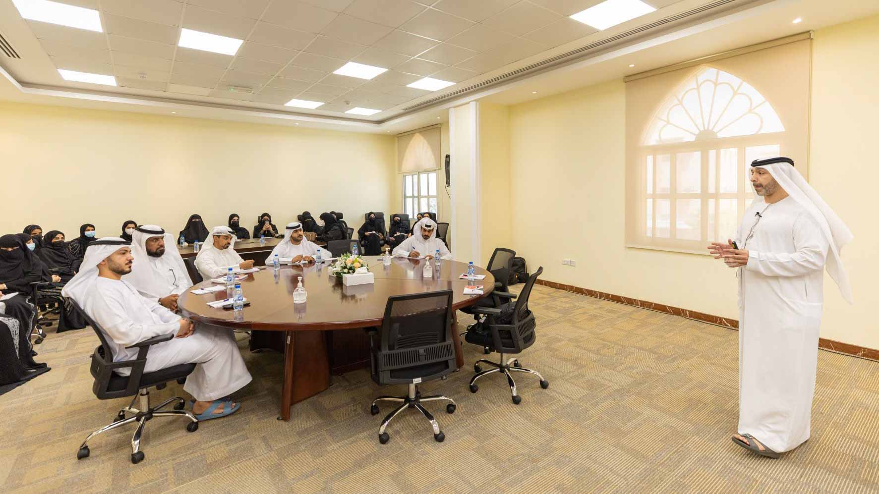 صورة بعنوان: "الشارقة للكتاب" تعزز مهارات وقدرات موظفي المنطقة الشرقية  