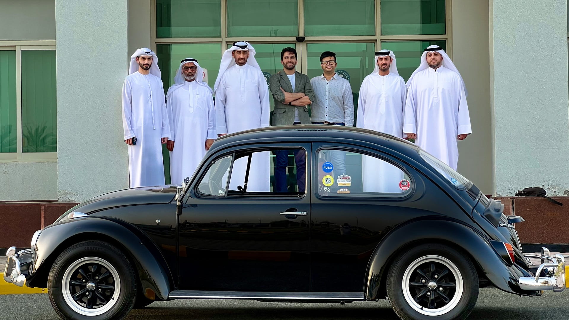 صورة بعنوان: "الشارقة للسيارات القديمة" يبحث مشروع تحويل "القديمة" لكهربائية 