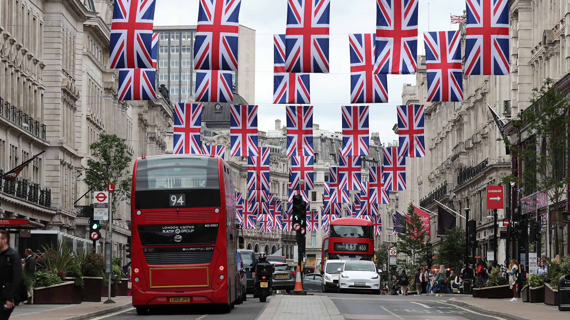 Image for the title: Party, horse race take centre stage at Queen Elizabeth's Jubilee 