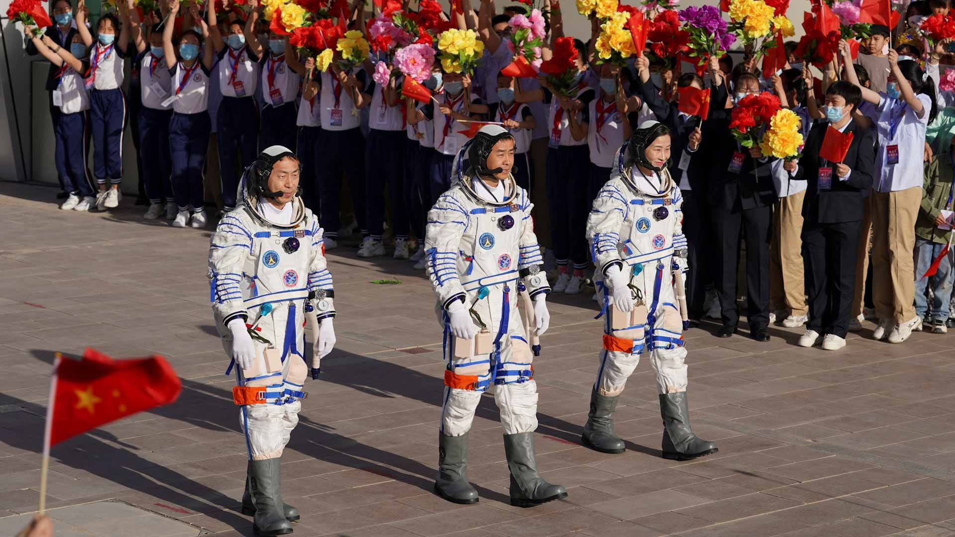 صورة بعنوان: الصين تطلق 3 رواد إلى محطتها الفضائية على متن "السفينة الإلهية" 