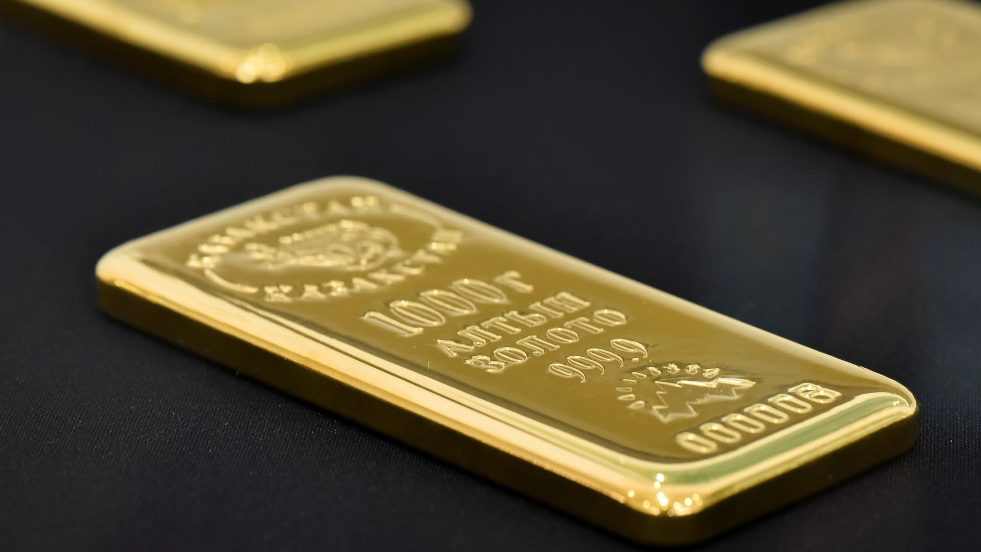 صورة بعنوان: سعر الذهب يرتفع 1.2 % بدعم تراجع الدولار 