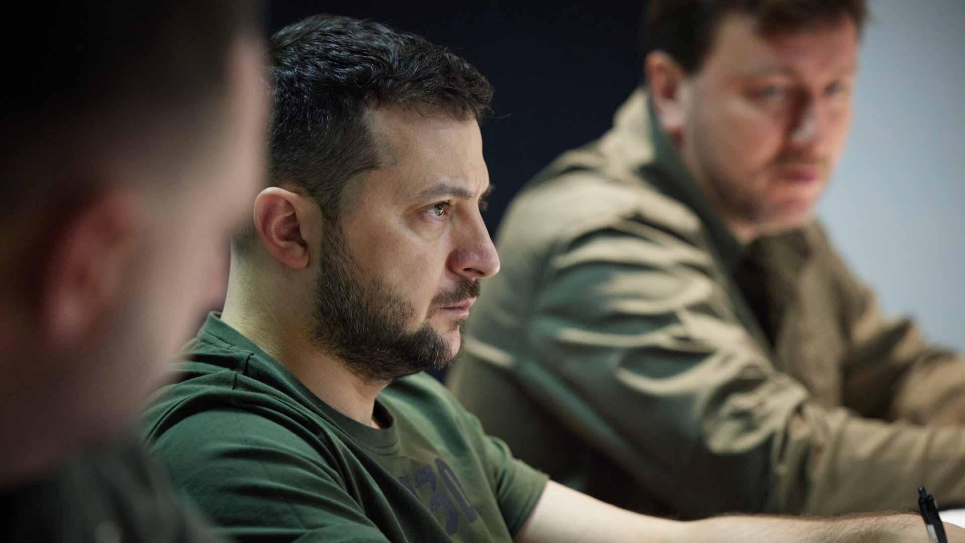 Image for the title: Ukraine president visits frontlines as fighting rages 