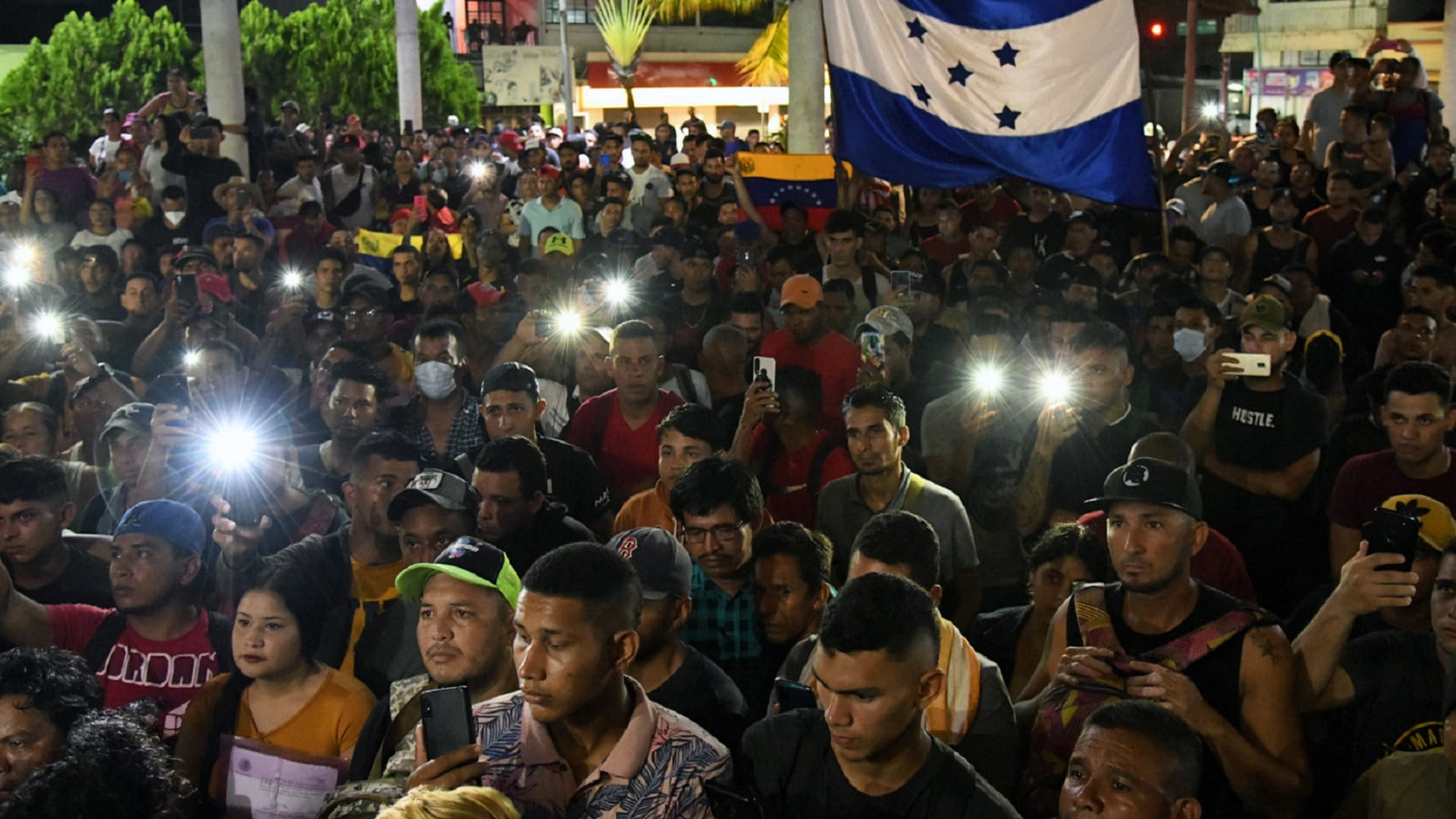 Image for the title: Thousands of migrants leave southern Mexico for US 