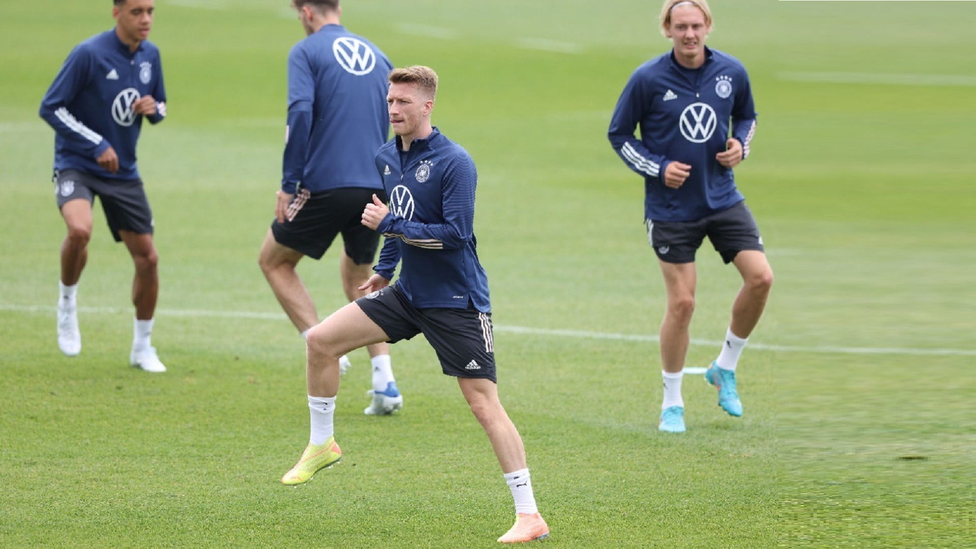 صورة بعنوان: منتخب ألمانيا يواجه نظيره الإنجليزي بقمصان منتخب السيدات 