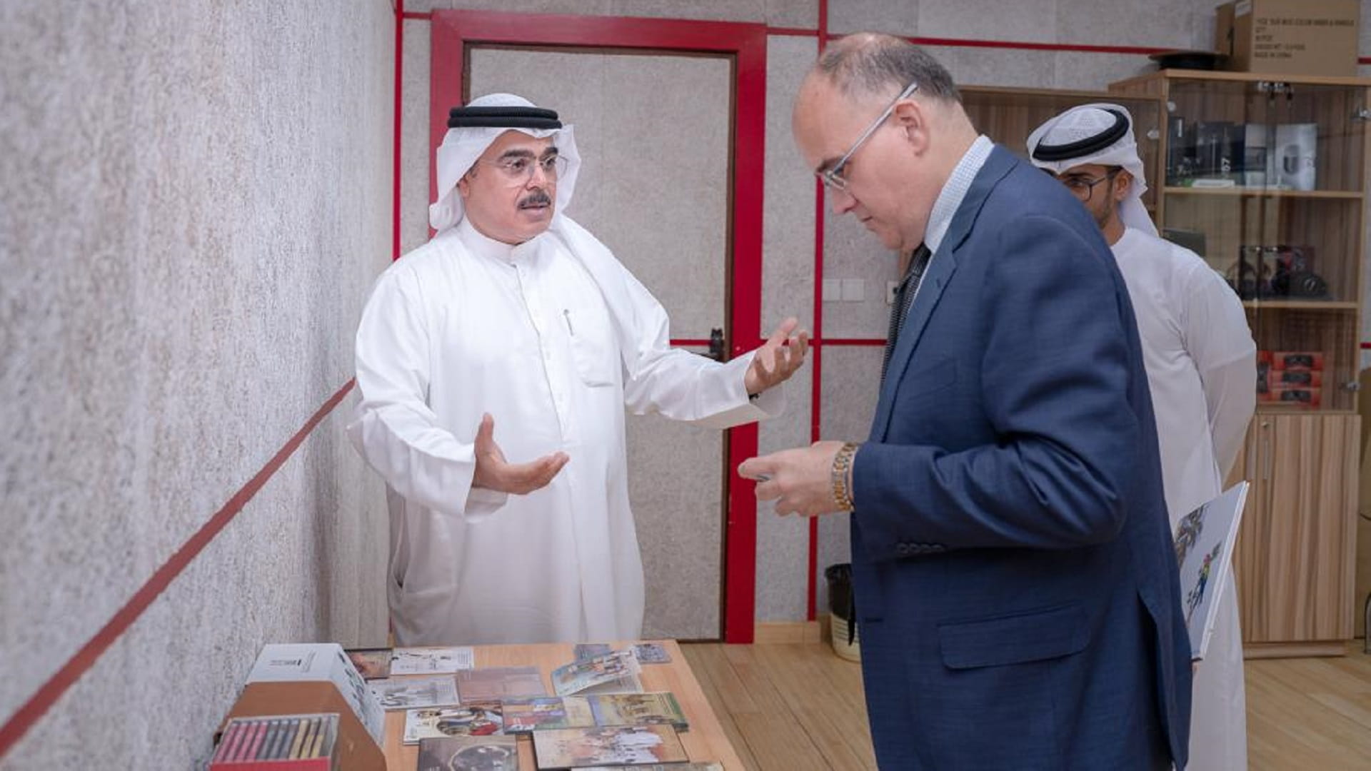 صورة بعنوان: رئيس معهد الشارقة للتراث يستقبل سفير كوستاريكا 