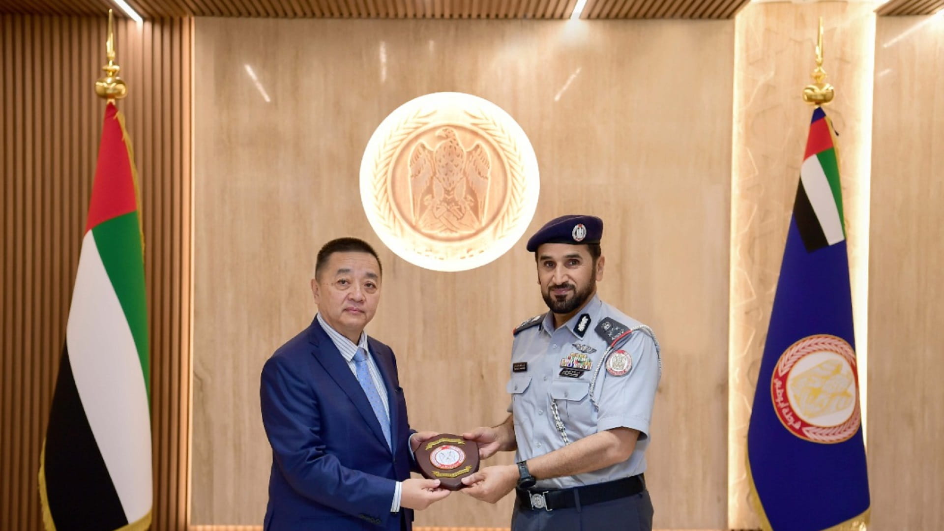 صورة بعنوان: قائد عام شرطة أبوظبي يلتقي سفير منغوليا 
