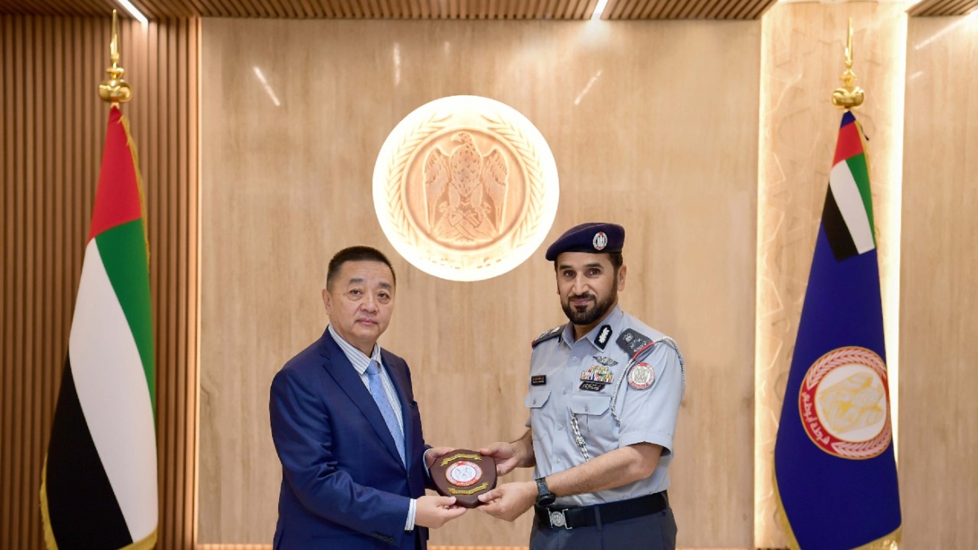 صورة بعنوان: قائد عام شرطة أبوظبي يلتقي سفير منغوليا 