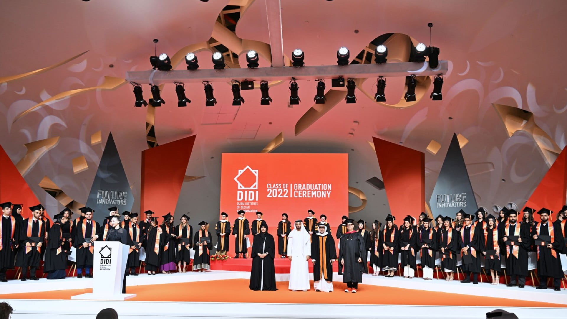 صورة بعنوان: لطيفة بنت محمد تشهد تخريج الدفعة الـ 1 من طلاب معهد دبي للتصميم 