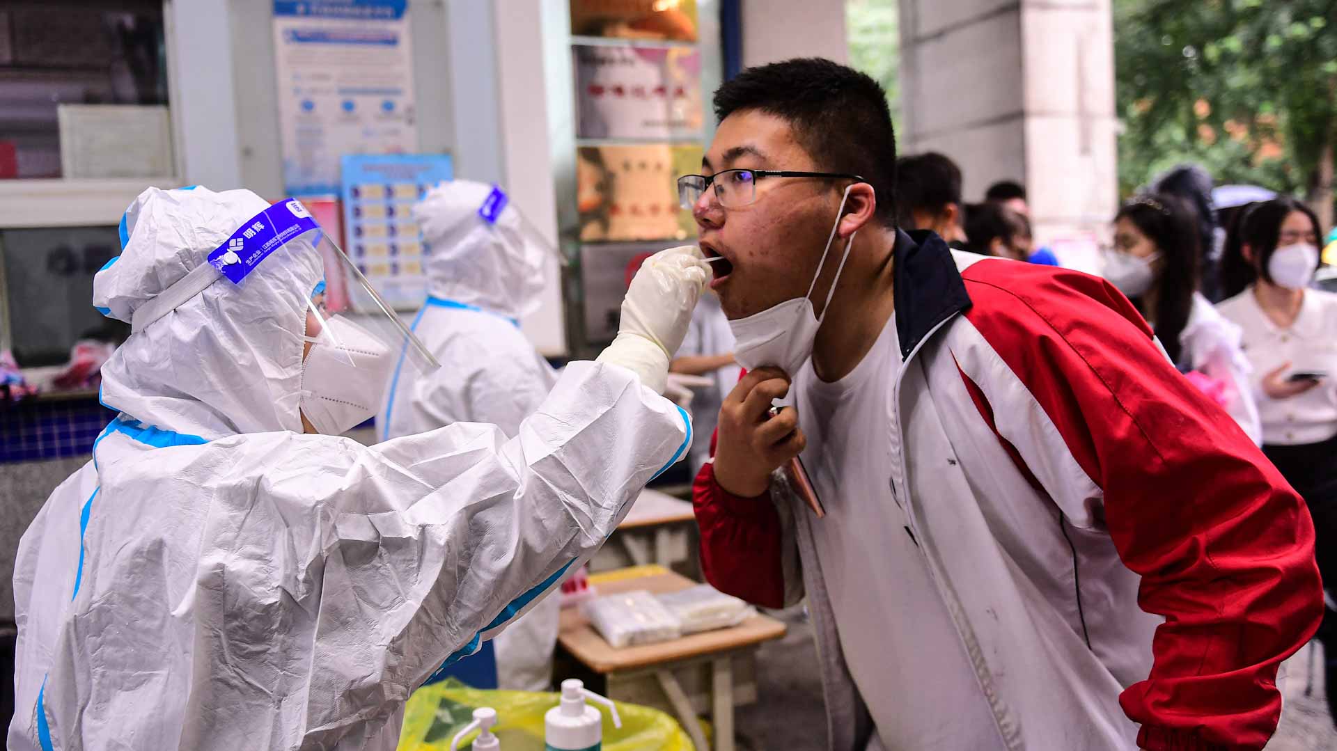 Image for the title: Global COVID-19 cases cross 529.4 million 