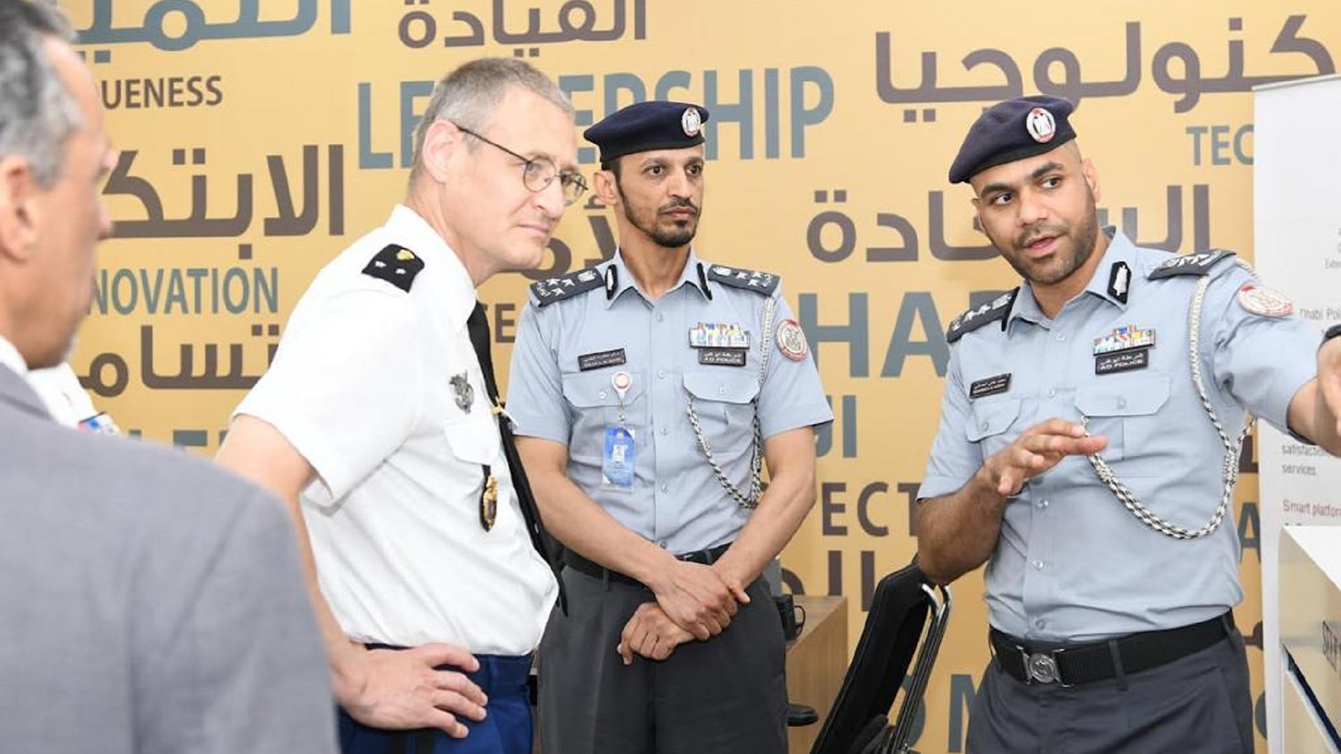 صورة بعنوان: شرطة أبوظبي تطلع نظيرتها في فرنسا على أفضل الممارسات التطويرية 