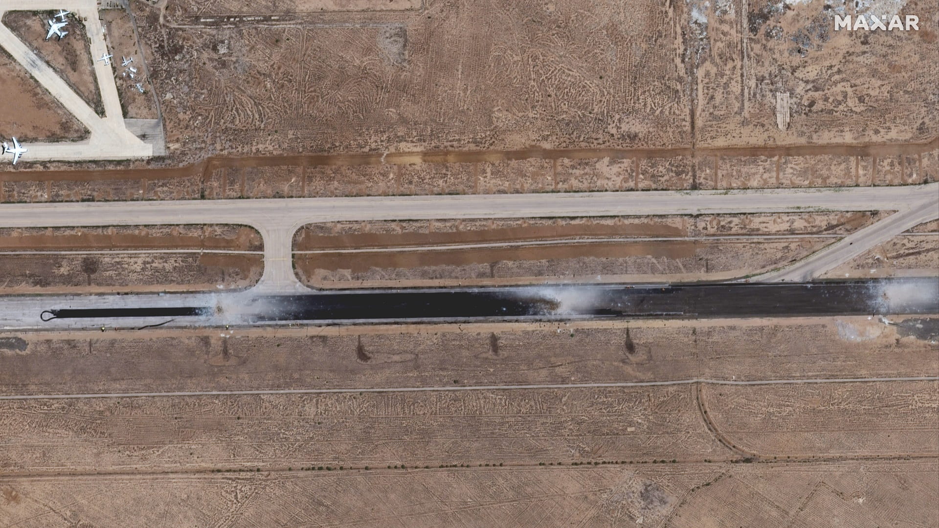 صورة بعنوان: سوريا تبدأ أعمال إصلاح مدرجات مطار دمشق بعد غارة إسرائيلية 