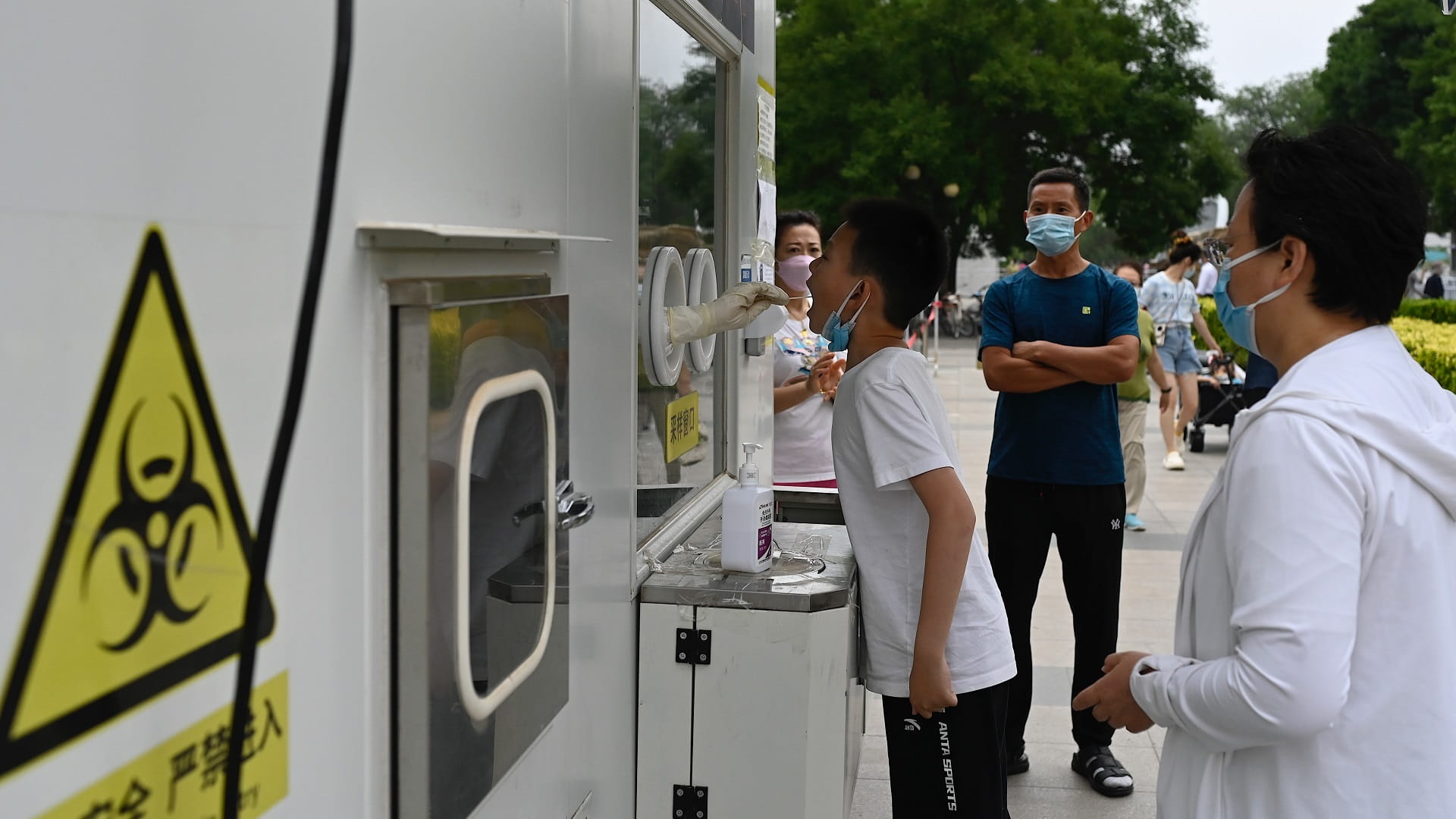 صورة بعنوان: بكين تؤجّل إعادة فتح المدارس بعد موجة إصابات جديدة بكوفيد-19 