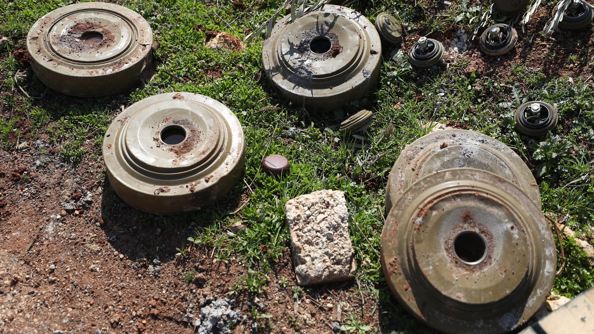 صورة بعنوان: مقتل 11 مدنياً وإصابة 34 بانفجار لغم في جنوب سوريا 