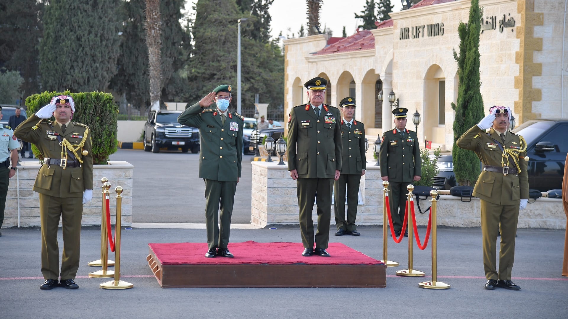 صورة بعنوان: الرميثي يبحث في الأردن تعزيز علاقات التعاون العسكري 