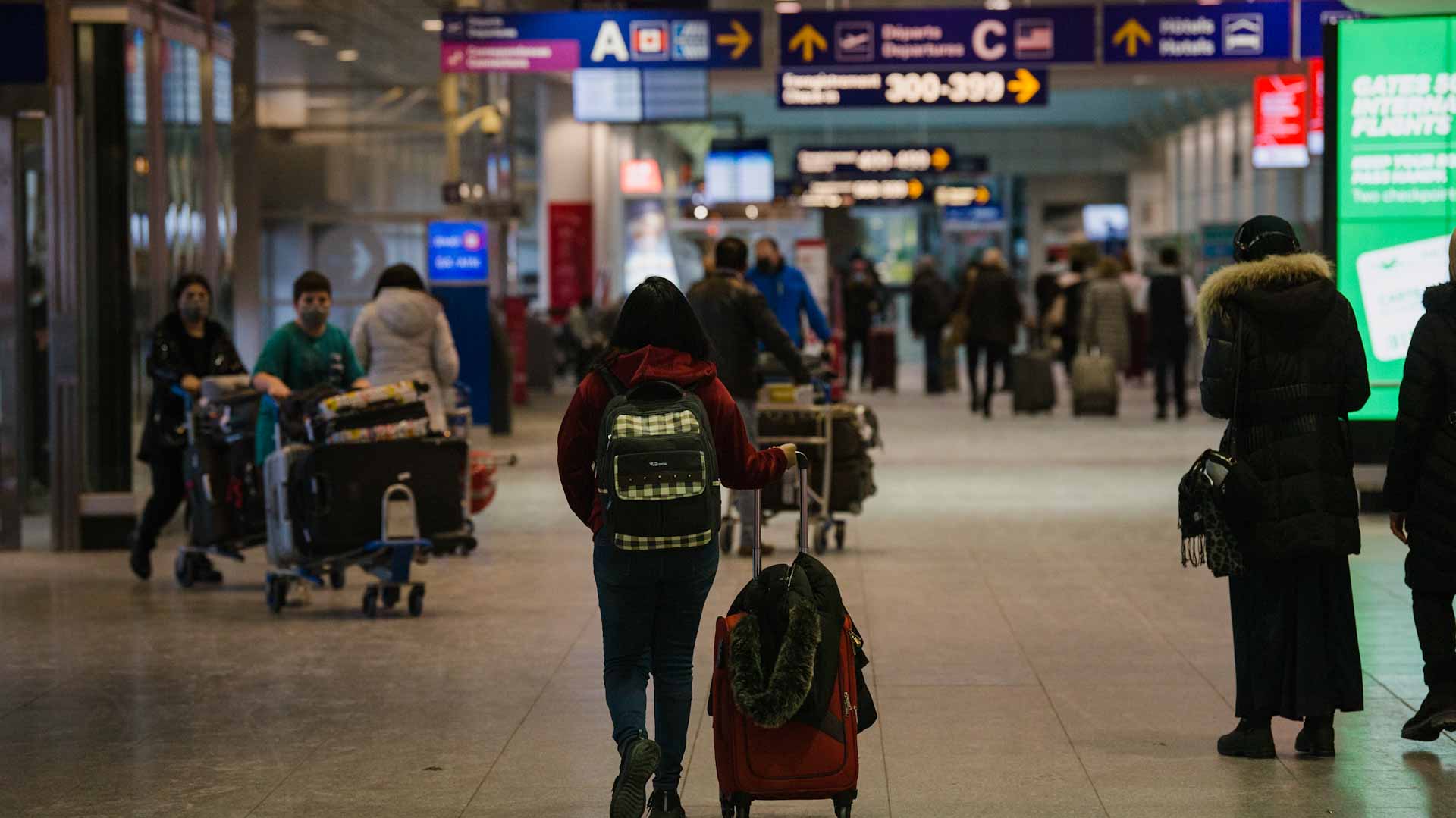 Image for the title: Canada suspends random Covid tests at airports over travel delays 