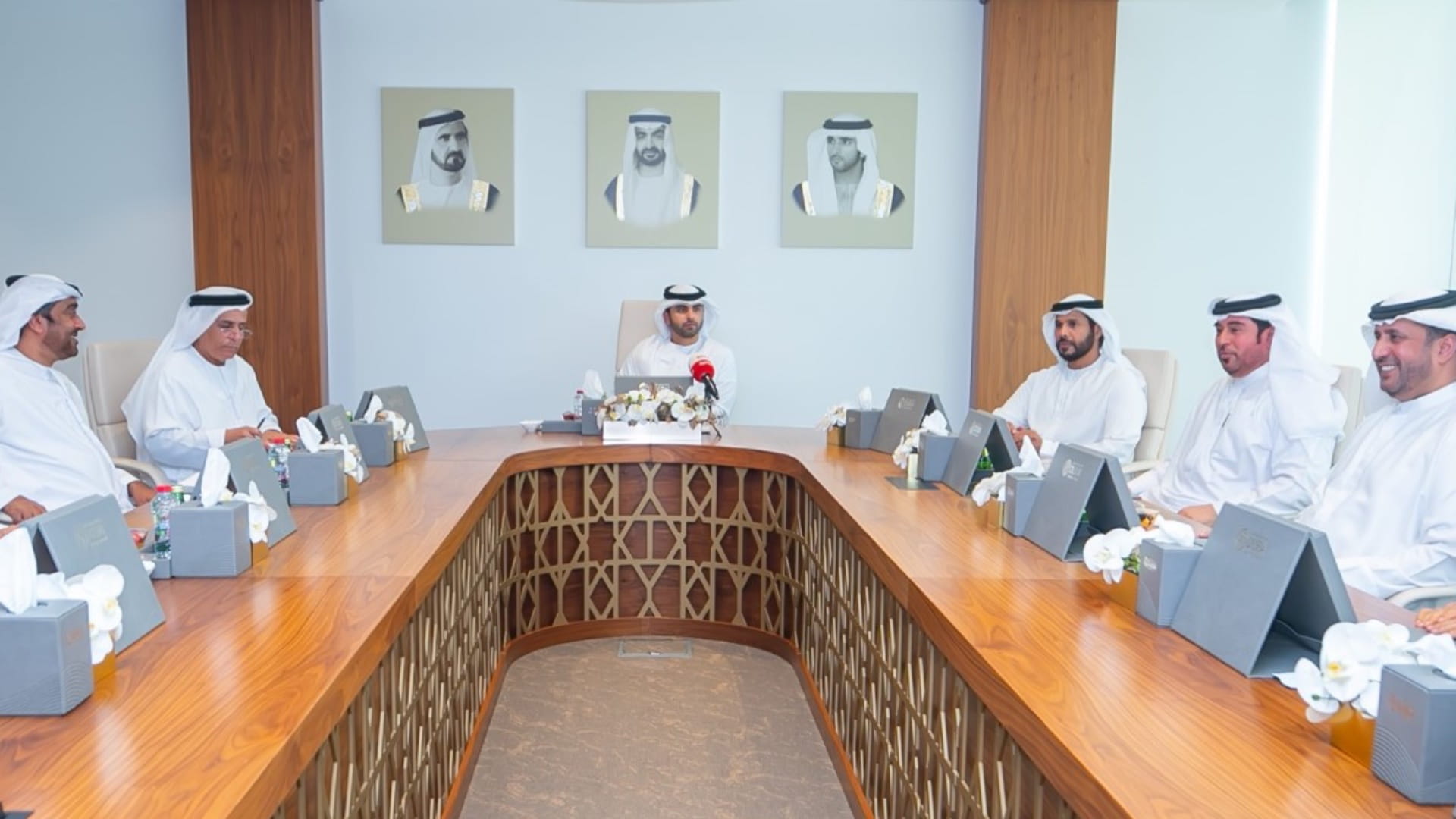 صورة بعنوان: منصور بن محمد يشيد بمستوى أندية وشركات كرة القدم في الإمارات 