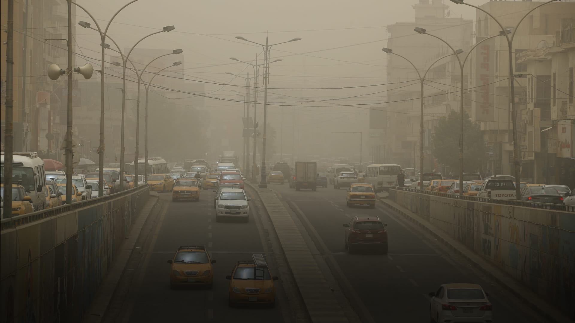 صورة بعنوان: عاصفة ترابية جديدة تضرب العراق وتعلّق الرحلات بمطار بغداد مؤقتاً 