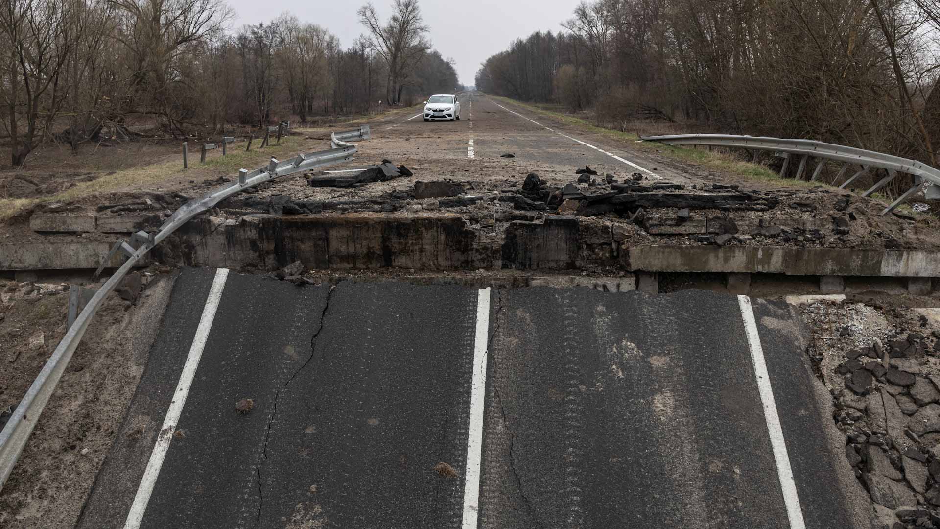 صورة بعنوان: روسيا تدمر جسراً على نهر بأوكرانيا وتقطع طريق الخروج من سيفرودنتسك 