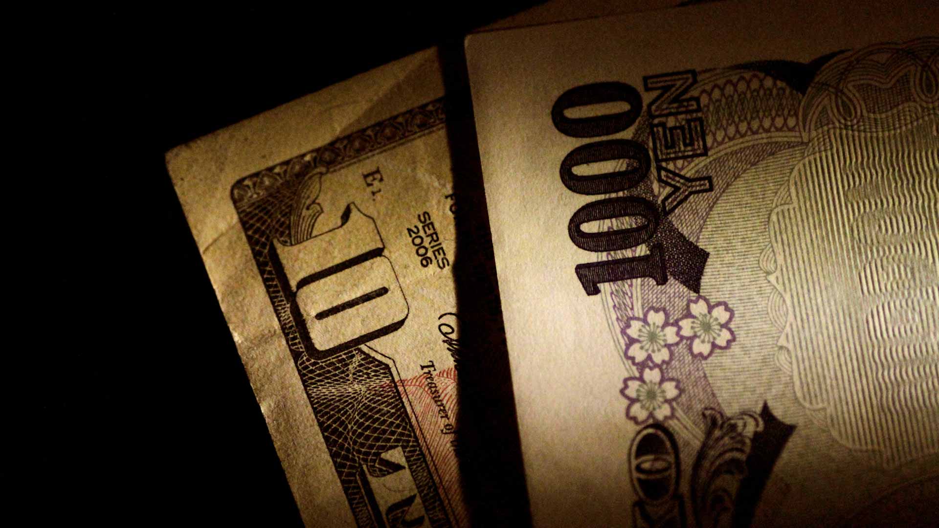 صورة بعنوان: الدولار يقفز إلى 135 يناً بعد ارتفاع عوائد سندات الخزانة الأميركية 